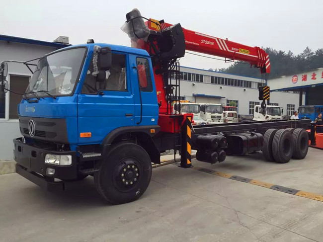 東風(fēng)153后八輪(可裝6.3~12噸吊機(jī)) 東風(fēng)153后八輪(可裝6.3~12噸吊機(jī))