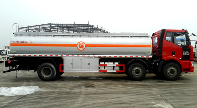 國(guó)五解放小三軸26方油罐車(chē) 國(guó)五解放小三軸26方油罐車(chē)