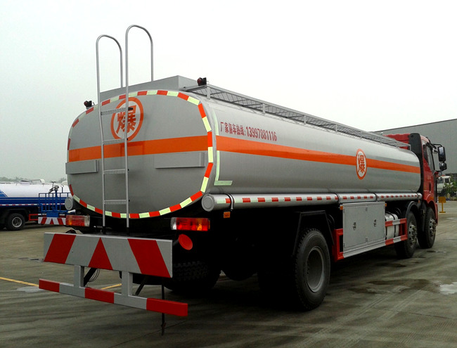 國(guó)五解放小三軸26方油罐車(chē) 國(guó)五解放小三軸26方油罐車(chē)