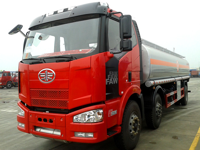 國(guó)五解放小三軸26方油罐車(chē) 國(guó)五解放小三軸26方油罐車(chē)