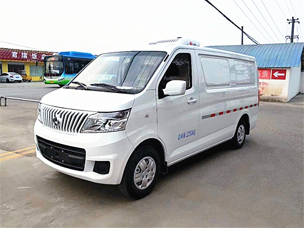 長安睿行M80面包冷藏車