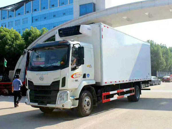 柳汽乘龍7 8米貨廂冷藏車
