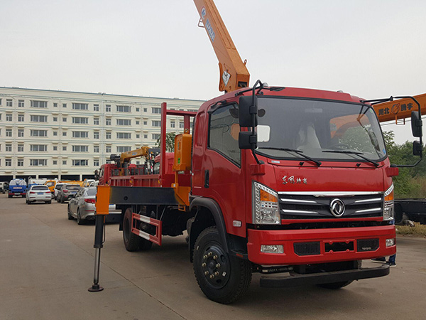 東風廂長3.6米藍牌隨車吊