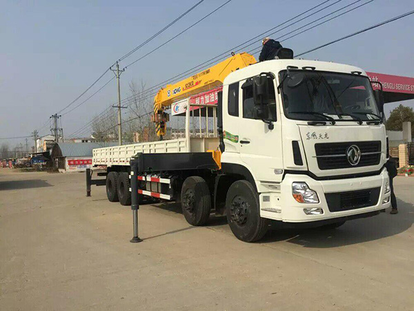 東風前四后八8.5米隨車吊