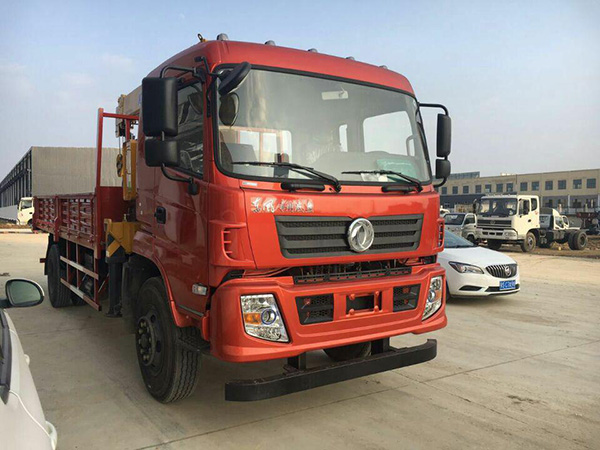 東風單橋6.1米隨車吊 東風單橋6.1米隨車吊
