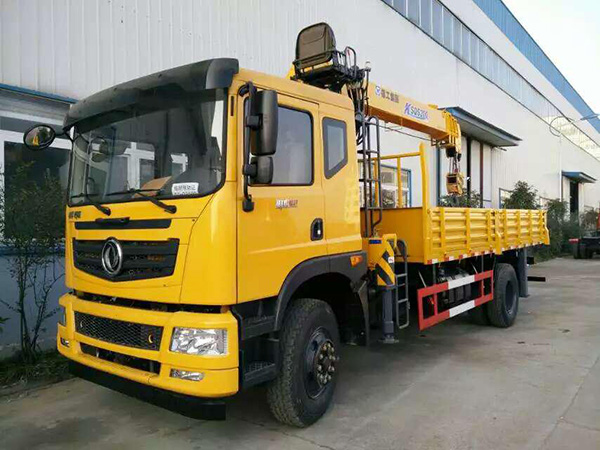 東風(fēng)征夢6.1米貨廂隨車吊 東風(fēng)征夢6.1米貨廂隨車吊