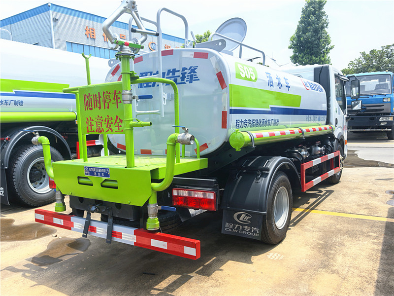 東風(fēng)專致5噸灑水車(chē)